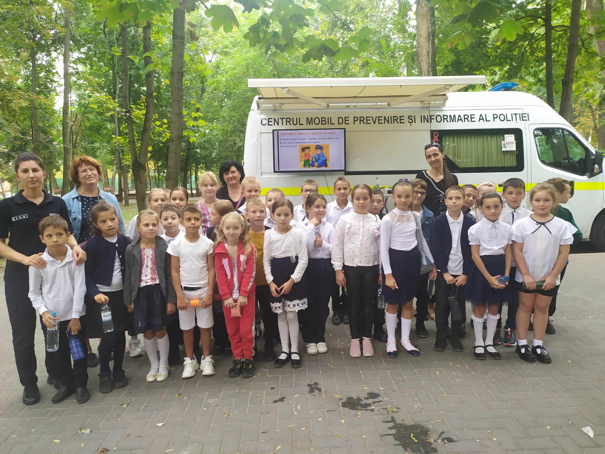 Elevii claselor a 2-a, a 3-a și a 4-a din Gimnaziul nr. 102 au vizitat Orășelul de siguranță rutieră din parcul Râșcani unde au fost instruiți de colaboratorii MAI.